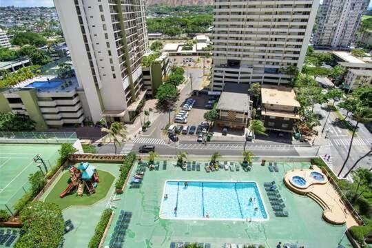 Apartment Newly Remodeled Corner Unit At The Waikiki Banyan With Diamond Head Views