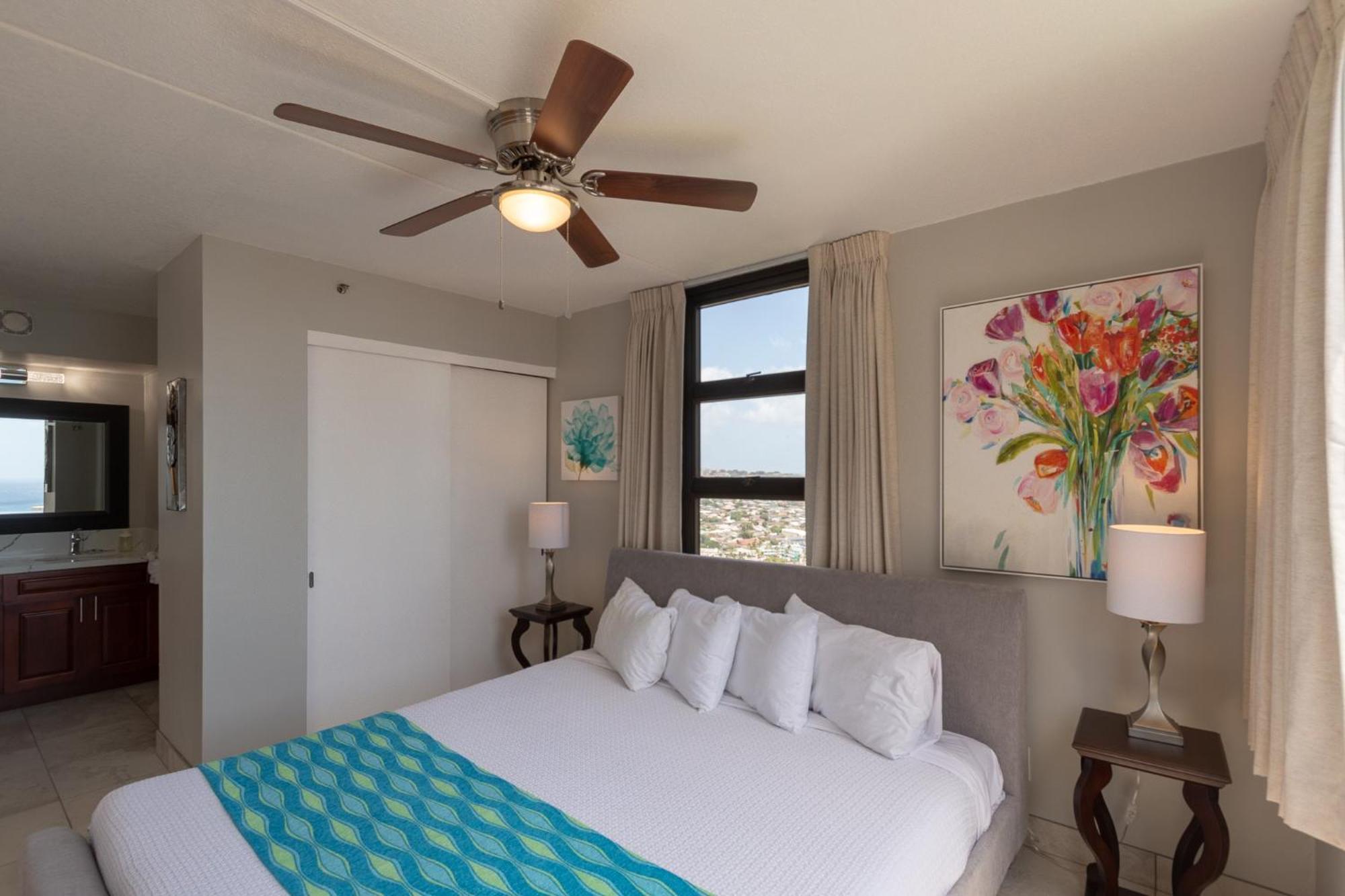 Apartment Newly Remodeled Corner Unit At The Waikiki Banyan With Diamond Head Views *