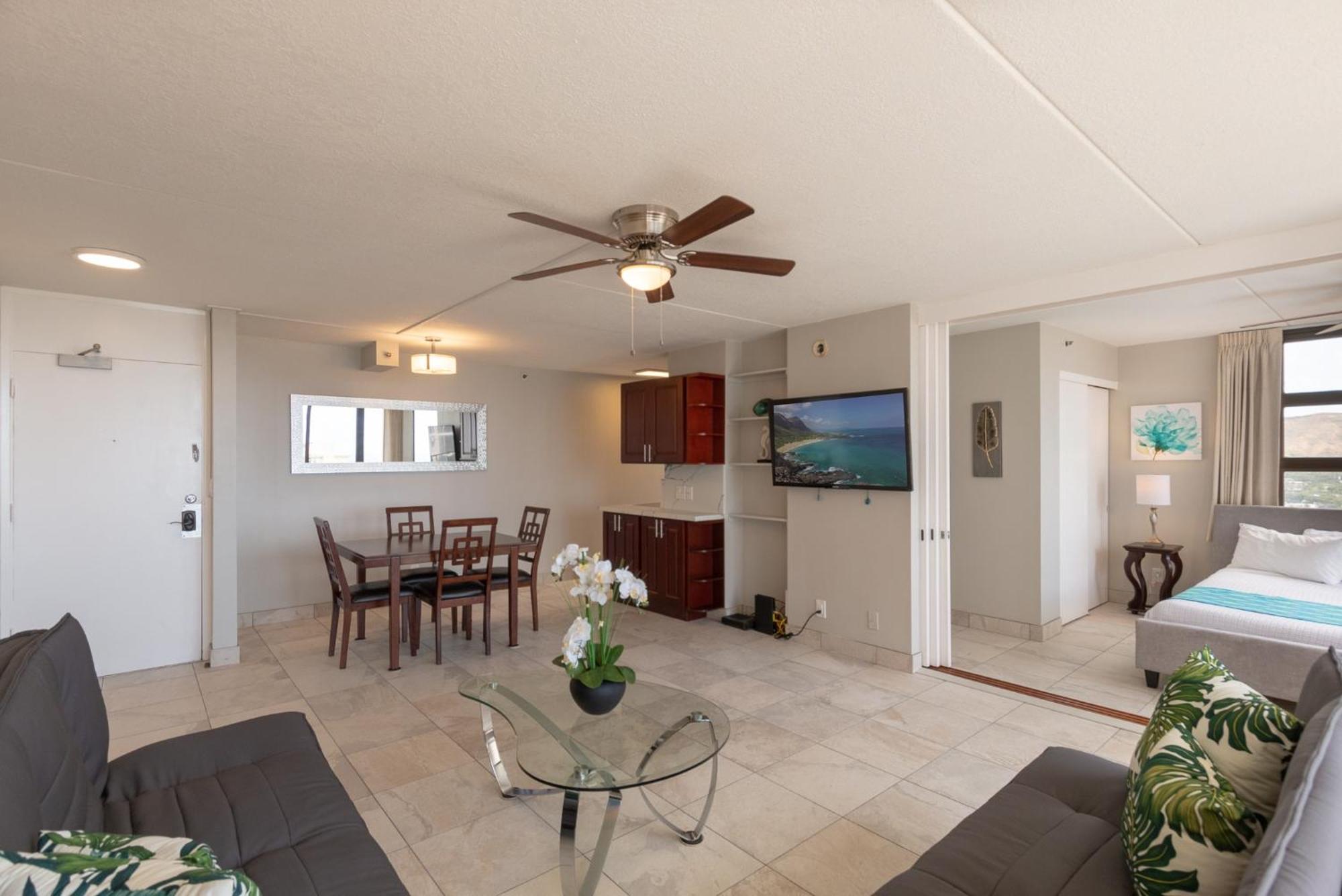 Apartment Newly Remodeled Corner Unit At The Waikiki Banyan With Diamond Head Views Honolulu