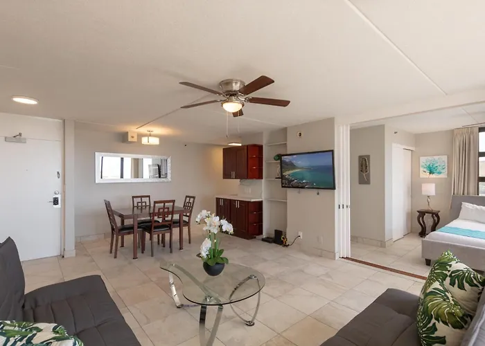 Newly Remodeled Corner Unit At The Waikiki Banyan With Diamond Head Views Condo