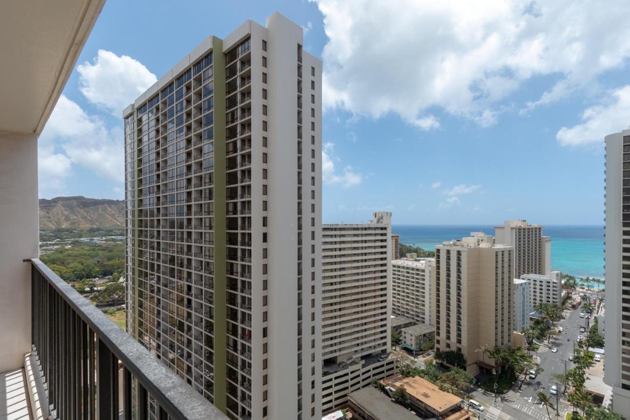 Apartment Newly Remodeled Corner Unit At The Waikiki Banyan With Diamond Head Views
