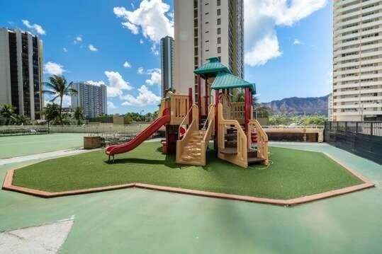 Apartment Newly Remodeled Corner Unit At The Waikiki Banyan With Diamond Head Views *