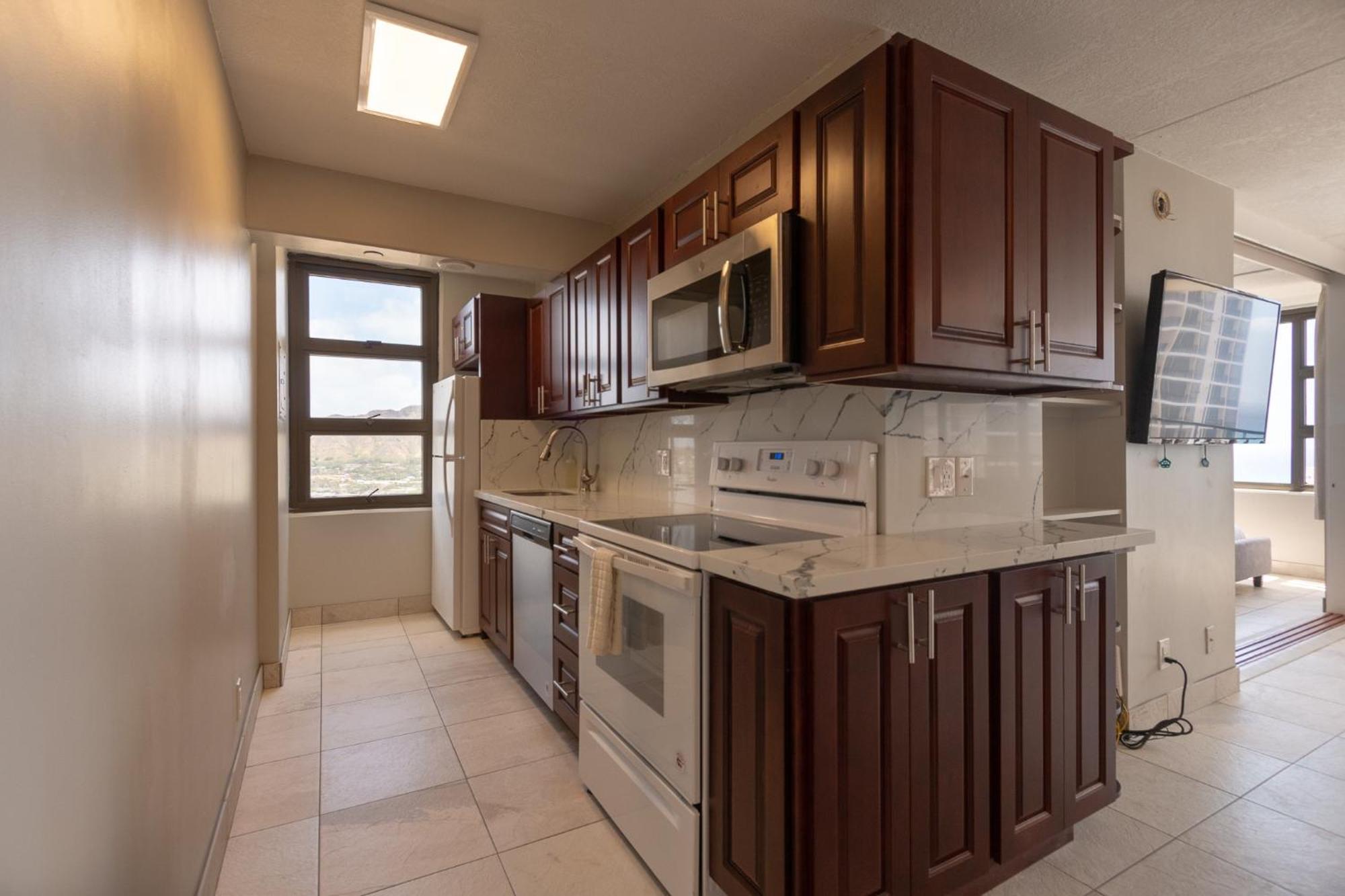 Newly Remodeled Corner Unit At The Waikiki Banyan With Diamond Head Views Honolulu