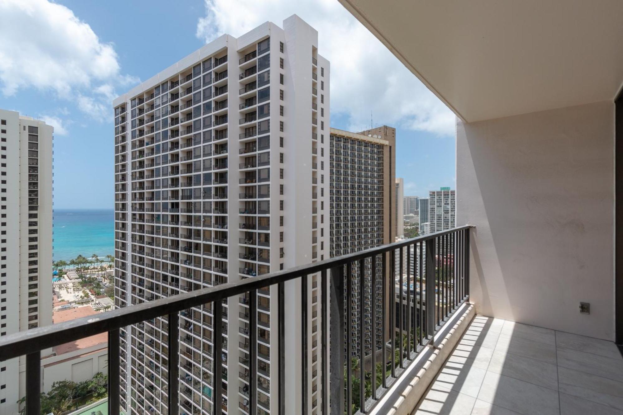 Newly Remodeled Corner Unit At The Waikiki Banyan With Diamond Head Views Apartment *